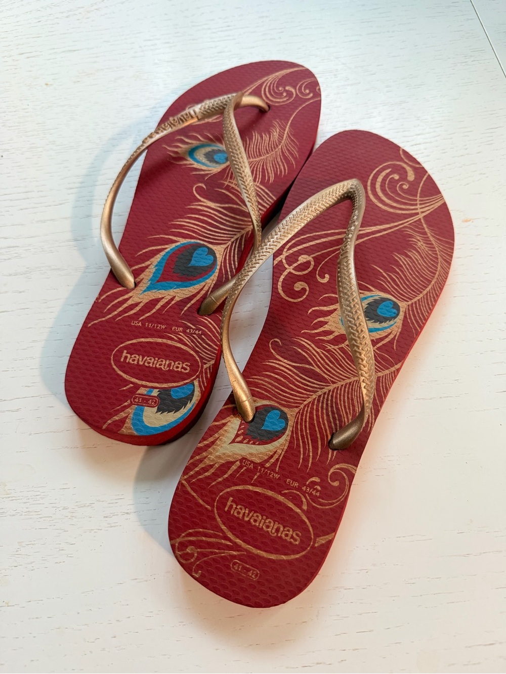 Havaianas Women's Red Flip Flops with thin Metallic Gold Straps, peacock design - Picture 5 of 5